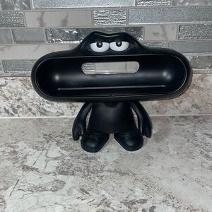 BEATS by Dr. Dre pill black character stand